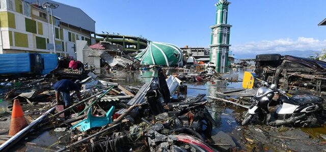 Sciacalli assaltano negozi dopo lo tsunami: caos e spari in pieno centro