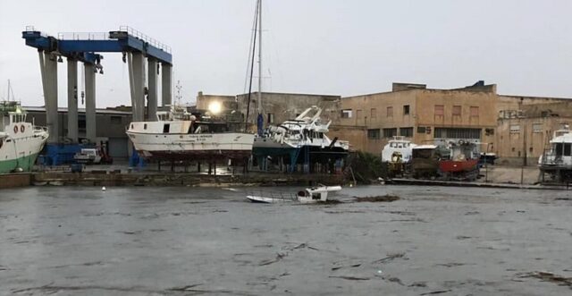 Maltempo, il fiume straripa: “Situazione critica, imbarcazioni affondate”