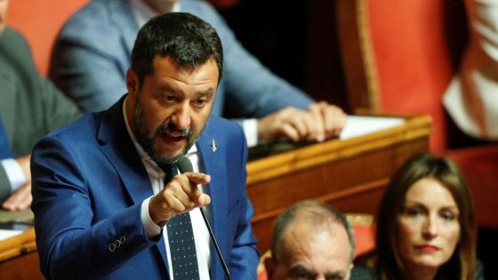 Crisi di governo, sfiducia a Conte: rinviato tutto al 20 agosto. Salvini al M5s: “Votiamo taglio dei parlamentari e poi alle urne”
