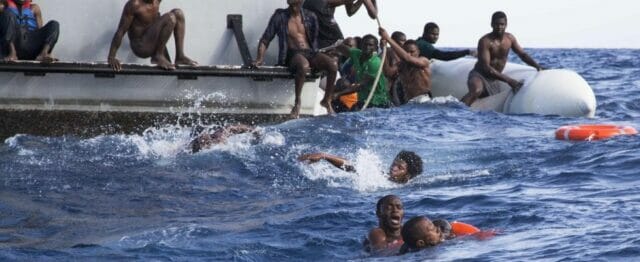 La barca si capovolge, si teme nuova strage di migranti con almeno 100 vittime