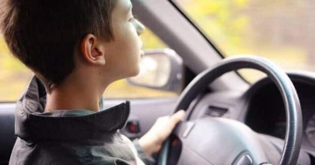 Il bambino di 8 anni beccato in autostrada a 140km/h torna a guidare e tampona un tir