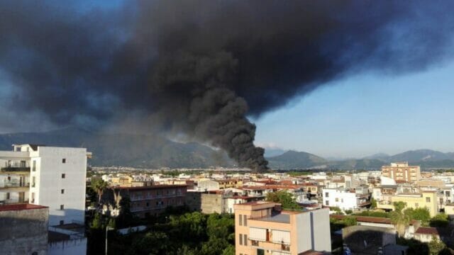 Ultim’ora Italia: scoppia incendio, colonna di fumo denso e nero si alza in cielo. Paura tra la gente