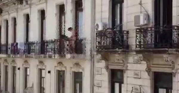Fanno sesso sul balcone ma cadono giù: lei si salva, lui a 30 anni lotta tra la vita e la morte