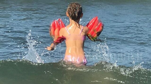 «Aiuto, c’è un pedofilo in acqua. Stava palpeggiando le mie bambine» Allarme in spiaggia