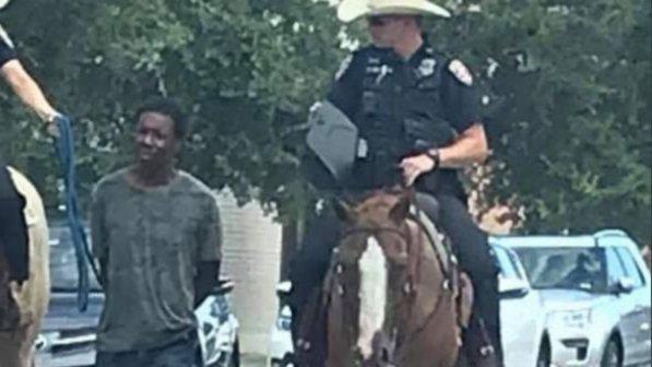 Texas, agenti a cavallo arrestano un nero e lo tirano con la corda. LA FOTO INDIGNA GLI USA