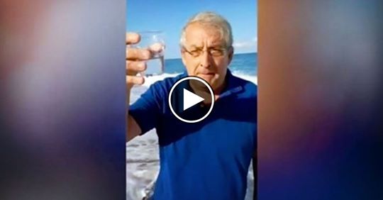 Il sindaco beve un bicchiere d’acqua di mare per dimostrare che non è inquinata