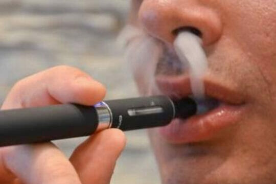 Sigarette elettroniche, nuovo allarme: «Provocano gravi malattie polmonari». Già 100 casi