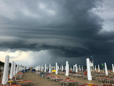 Meteo: prossima settimana, da Lunedì forti temporali con grandine su mezza Italia, estate ko? ‘
