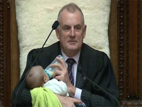 Nuova Zelanda, il presidente della Camera allatta neonato durate un dibattito: «I bambini placano gli animi»