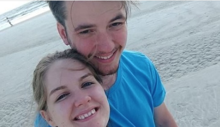 Drammatico bagno durante la luna di miele: 22enne trascinato via dalle onde davanti alla moglie
