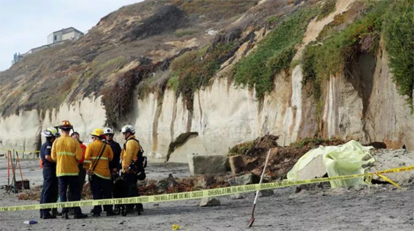 Tragedia in spiaggia: crolla scogliera tra bagnanti e turisti, tre morti e diversi feriti