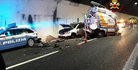 Ultim’ora Italia: due Poliziotti travolti da un Tir durante un soccorso stradale. È una tragedia.