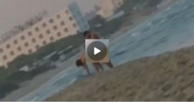 Fanno sesso in spiaggia davanti a tutti. Il video gira su WhatsApp
