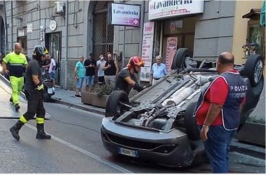 Ultim’ora Italia: terribile incidente in centro, auto si capovolge. Uomo subito in ospedale