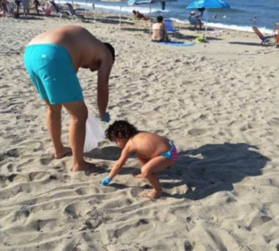 La famiglia napoletana che passa un’ora al giorno a pulire la spiaggia dai rifiuti