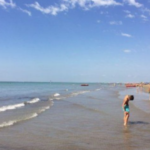 “Vorrei vedere il mare”. L’ultimo desiderio di un 12enne malato, i genitori lo portano in spiaggia e muore