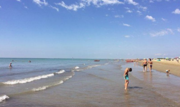 “Vorrei vedere il mare”. L’ultimo desiderio di un 12enne malato, i genitori lo portano in spiaggia e muore
