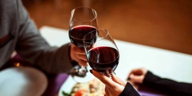 Il vino rosso fa dimagrire: «Un bicchiere prima di dormire vale un’ora di palestra»