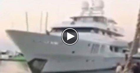 Yacht enorme non riesce a fermarsi e si schianta sul molo pieno di turisti, panico tra la gente