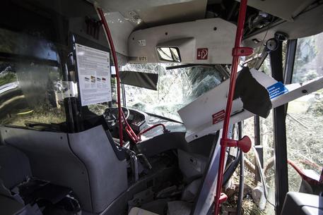 Bus sbanda in autostrada e finisce in una scarpata, almeno dieci morti