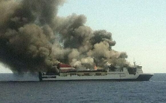 Ultim’ora: tremendo incendio sul traghetto diretto in Italia, panico per 600 passeggeri a bordo