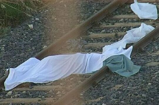 Tragedia sui binari: si getta sotto il treno con la figlia di 5 anni
