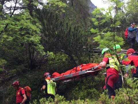 Scivola davanti al marito per oltre 100 metri e muore: escursionista lascia due figli