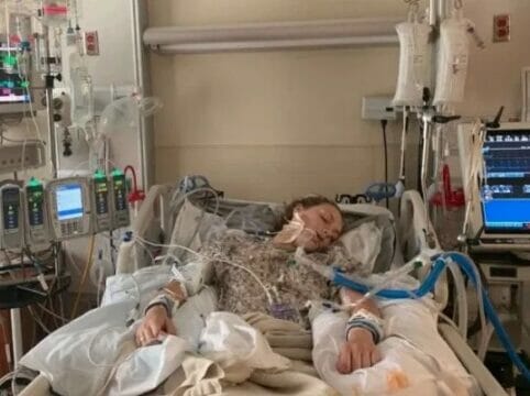 «Colpa della sigaretta elettronica». Studentessa 18enne in coma per una rara malattia ai polmoni