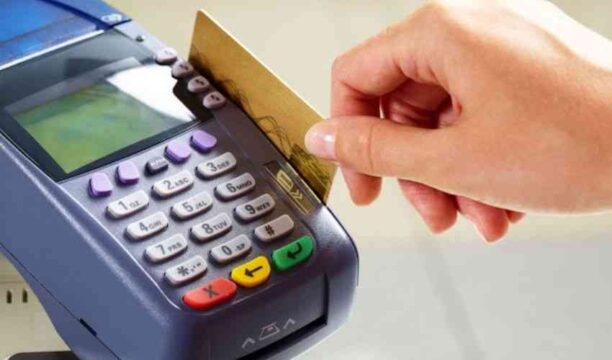 Stop all’obbligo per i commercianti di accettare i pagamenti con carte fino a 60 euro