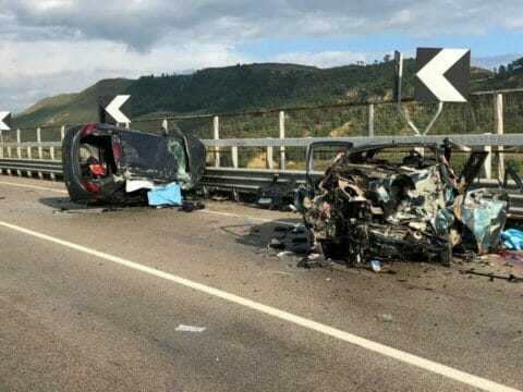 Scontro mortale tra 2 auto: morte 2 donne, in fin di vita i due uomini alla guida