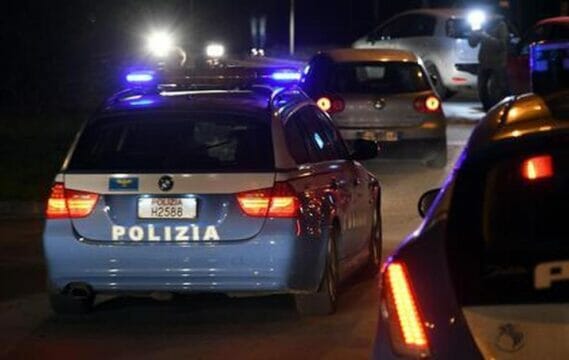 Follia in un condominio. A seguito di una lite condominiale uomo spara due colpi di pistola e ferisce con un coltello: arrestato