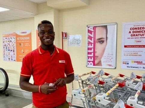 «Prima gli italiani» Supermercato assume ragazzo africano, gli abitanti insorgono