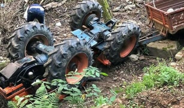 Incidente tra i campi in Campania: si ribalta con il trattore e muore schiacciato