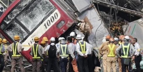 Tremendo scontro tra treno e camion al passaggio a livello: almeno 30 feriti. Si teme una strage