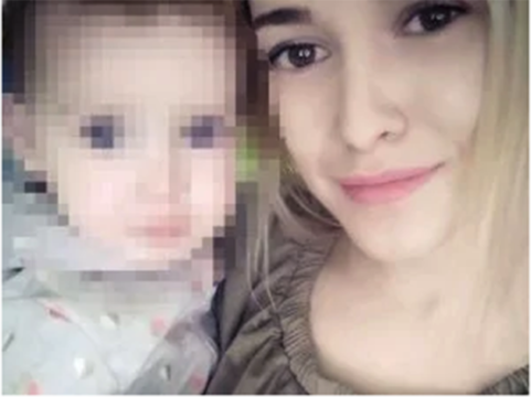 La figlia di 2 anni le chiude il finestrino dell’auto sul collo: mamma 21enne muore asfissiata