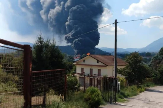 Maxi incendio, le fiamme invadono la strada. Brucia fabbrica di batterie: si teme il peggio