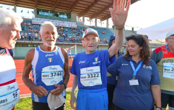Giuseppe, 103 anni è campione di salto in lungo