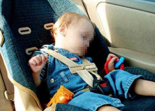 Papà si addormenta, bimba di 2 anni muore soffocata in auto