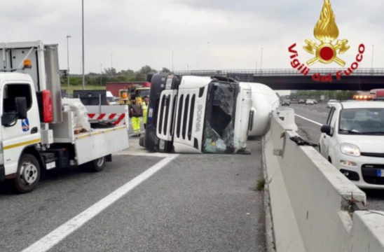 Spaventoso incidente in autostrada, camion si ribalta. Traffico in tilt per ore
