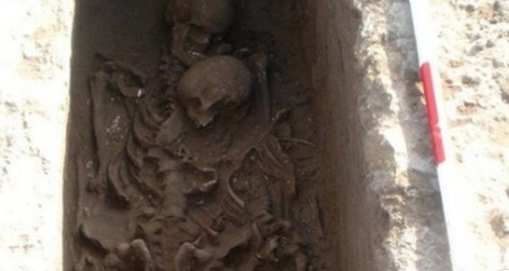 Un abbraccio lungo 2500 anni: padre e figlio sepolti insieme