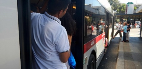 Si masturba su un autobus davanti a un 14enne. Incredibile il gesto di una ragazzina