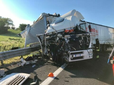 Ultim’ora. Impatto devastante tra due tir: 1 morto sul colpo. Traffico in tilt