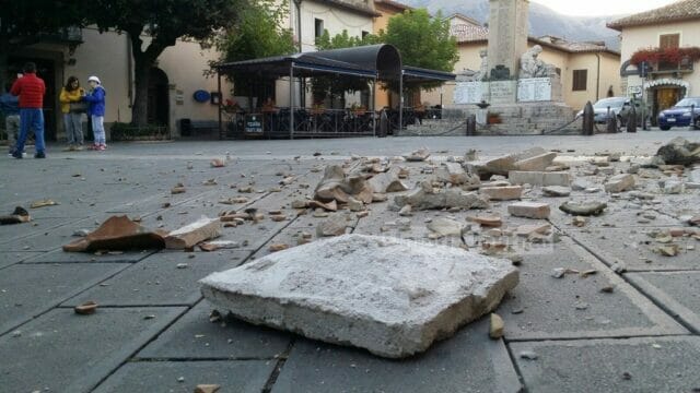 +++ Terremoto in Campania. Alba di terrore e paura: gente in strada +++