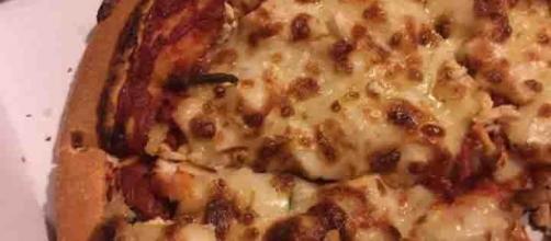 Trova i vermi nella pizza: costretto a risarcire il proprietario del locale