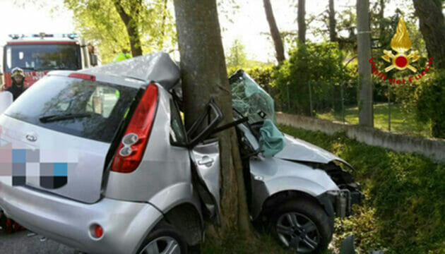 A 13 anni prendono l’auto dei genitori e si schiantano contro un albero: due ragazzini in fin di vita