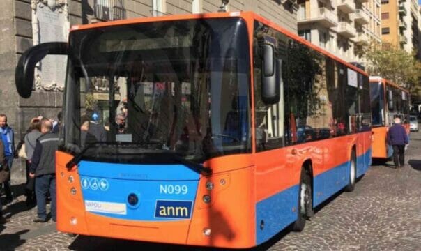 Rivoluzione a Napoli, svolta sicurezza: da novembre sugli autobus ci saranno i poliziotti