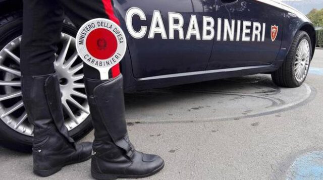 Coronavirus, anziano da giorni in casa senza cibo: i carabinieri gli fanno la spesa