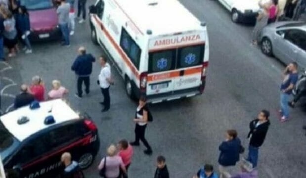 Paura in Campania, donna precipita dal quarto piano di una palazzina: è in gravi condizioni