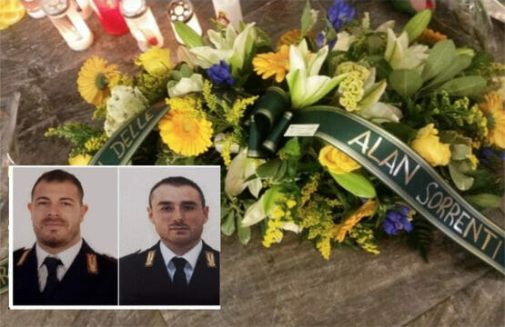 «Sarete sempre figli delle stelle» I fiori di Alan Sorrenti per i due poliziotti uccisi a Trieste