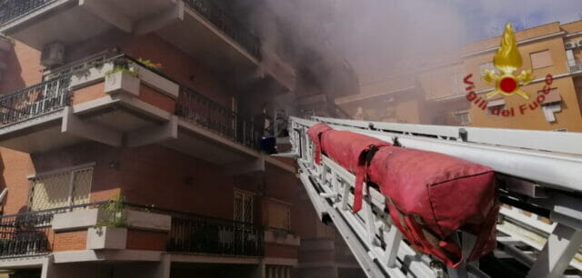 Terrore in Italia, va a fuoco un appartamento: 7 persone tra la vita e la morte